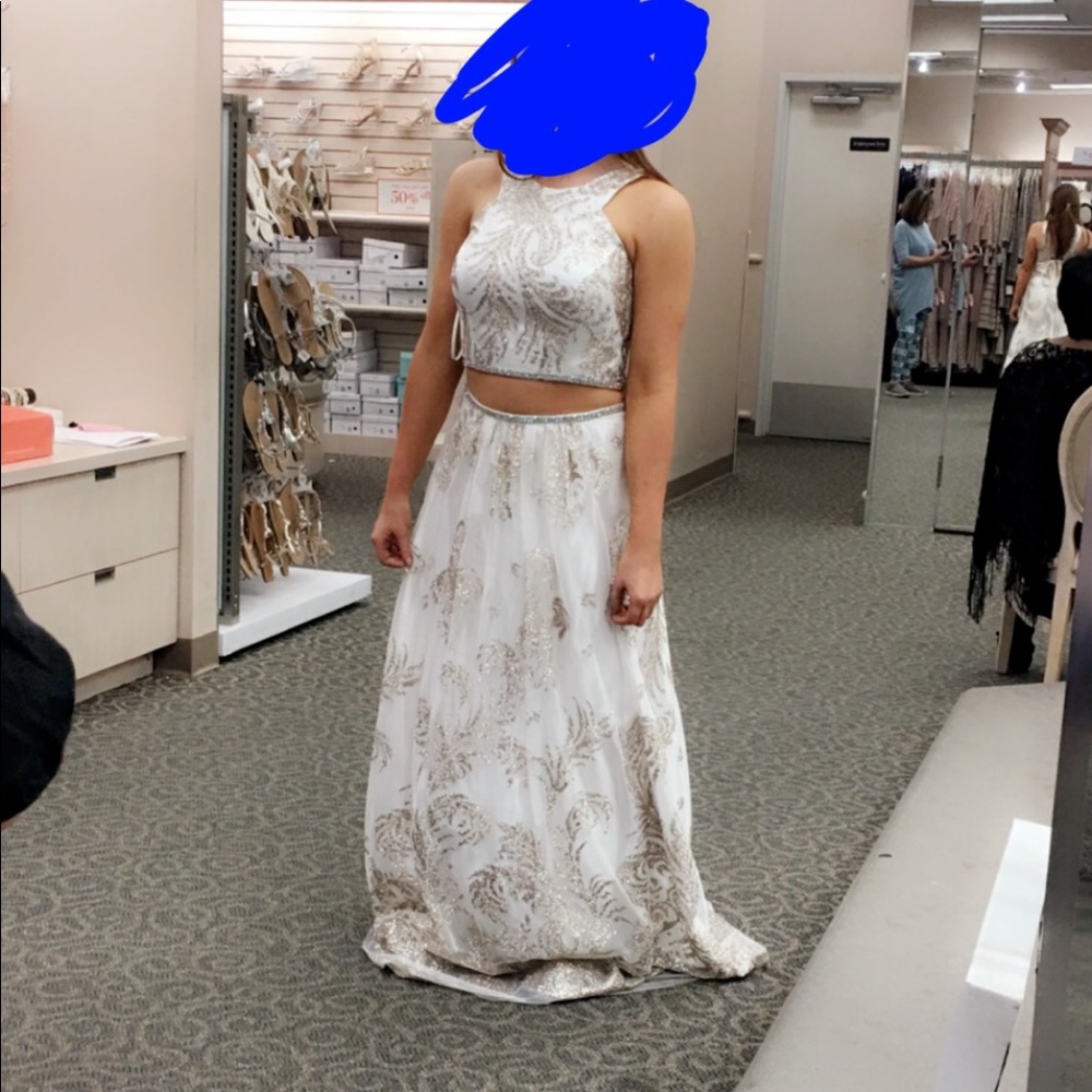 Selling my prom dress. It’s a 2 piece white and gold dress with a tie up back.